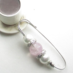 カラークォーツに込めた言葉の数々は、やがて玄関の扉を開けて旅立つのでしょう♪<カブトピンブローチ>SB1197 1枚目の画像