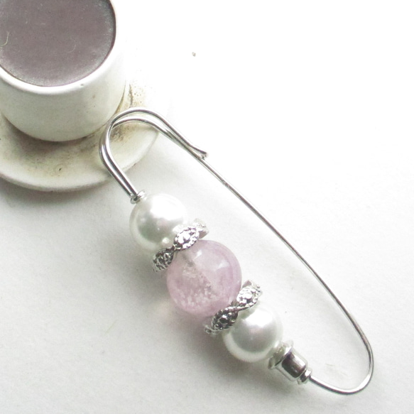 カラークォーツに込めた言葉の数々は、やがて玄関の扉を開けて旅立つのでしょう♪<カブトピンブローチ>SB1197 1枚目の画像