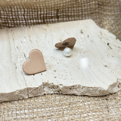 【バッグスタイルもかわいい】ヌメ革ハート形スタッズピアス 4枚目の画像