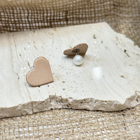 【バッグスタイルもかわいい】ヌメ革ハート形スタッズピアス 4枚目の画像