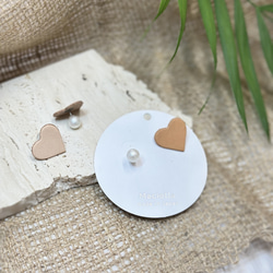 【バッグスタイルもかわいい】ヌメ革ハート形スタッズピアス 3枚目の画像