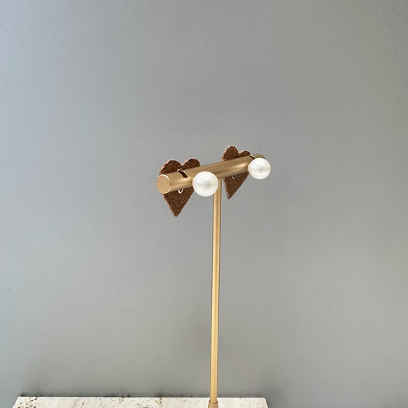 【バッグスタイルもかわいい】ヌメ革ハート形スタッズピアス 7枚目の画像