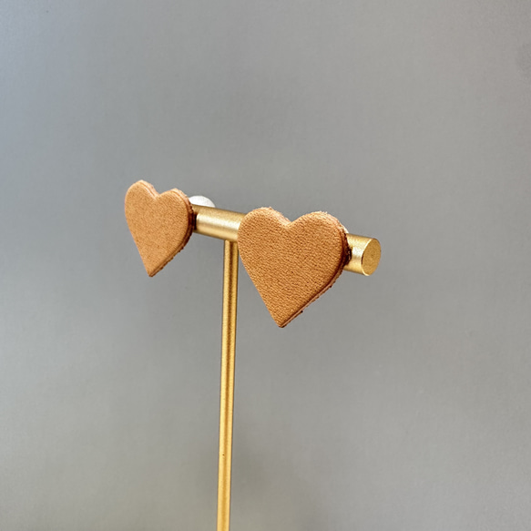 【バッグスタイルもかわいい】ヌメ革ハート形スタッズピアス 8枚目の画像