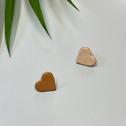 【バッグスタイルもかわいい】ヌメ革ハート形スタッズピアス 6枚目の画像