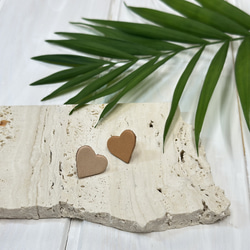 【バッグスタイルもかわいい】ヌメ革ハート形スタッズピアス 5枚目の画像