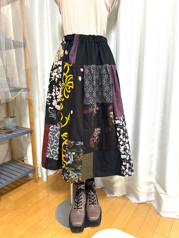 和柄木綿をパッチワークしたロングスカート 黒 桜 牡丹 手毬 鶴 鯉