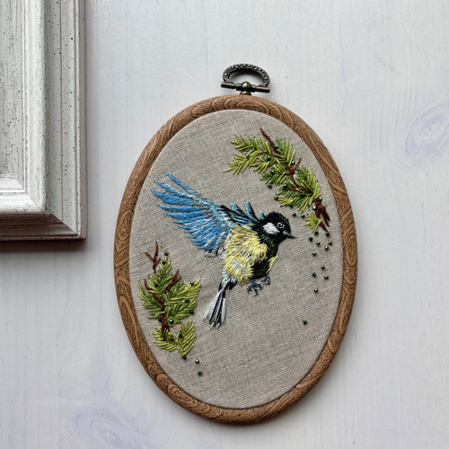 羽ばたくシジュウカラ 手刺繍タペストリー ミニサイズ タペストリー