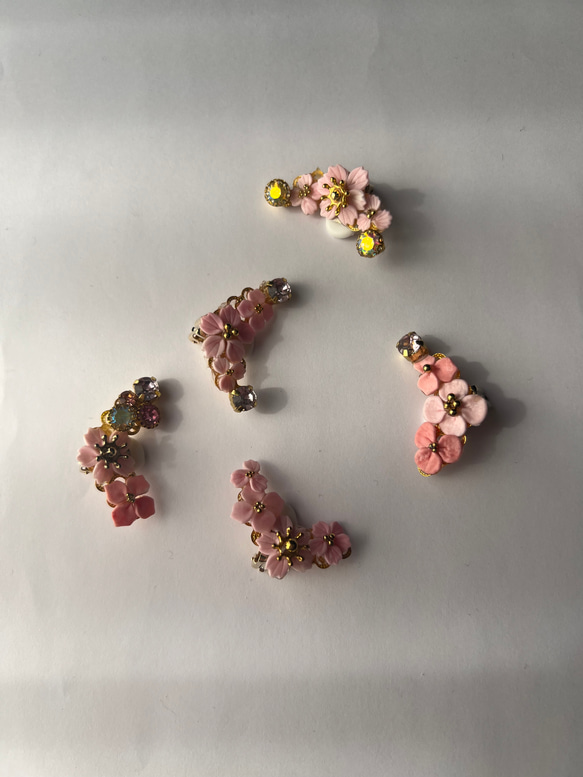 連なる桜のイヤーカフ 2枚目の画像