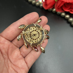 【太陽のブローチ】天然石とクリスタル 3枚目の画像