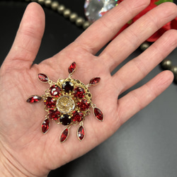 【太陽のブローチ】天然石とクリスタル 2枚目の画像