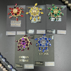 【太陽のブローチ】天然石とクリスタル 1枚目の画像