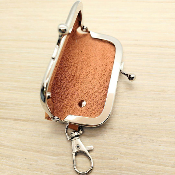 がま口 小さい財布 キーホルダー 8cm ライトブラウン 革 レザー 印鑑入れ コインケース 小銭入れ 4枚目の画像