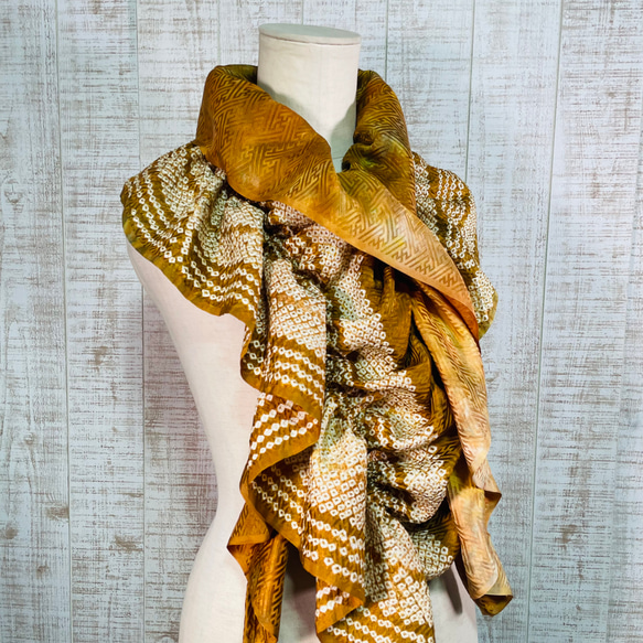 着物リメイク＊黄土色正絹綸子＆鹿の子絞りグラデーションふわふわ＆ひらひらギャザーストール 4枚目の画像
