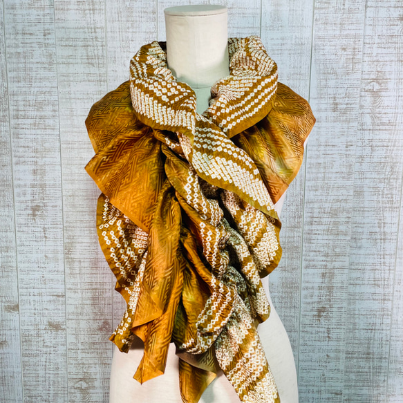 着物リメイク＊黄土色正絹綸子＆鹿の子絞りグラデーションふわふわ＆ひらひらギャザーストール 2枚目の画像