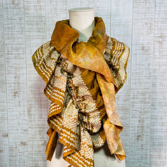 着物リメイク＊黄土色正絹綸子＆鹿の子絞りグラデーションふわふわ＆ひらひらギャザーストール 5枚目の画像