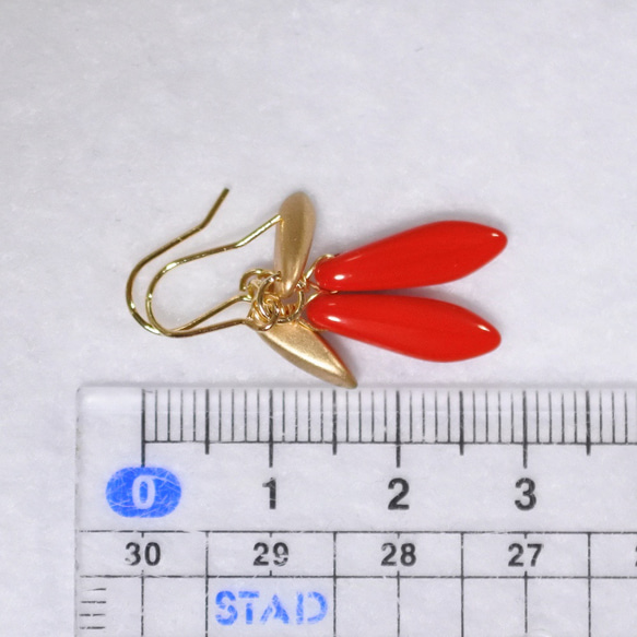 チェコビガラス・ダガーのゴールドチタンピアス（レッド＆ゴールド） 7枚目の画像