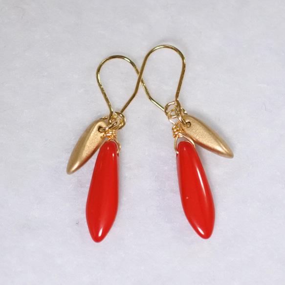 チェコビガラス・ダガーのゴールドチタンピアス（レッド＆ゴールド） 4枚目の画像