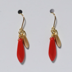 チェコビガラス・ダガーのゴールドチタンピアス（レッド＆ゴールド） 3枚目の画像