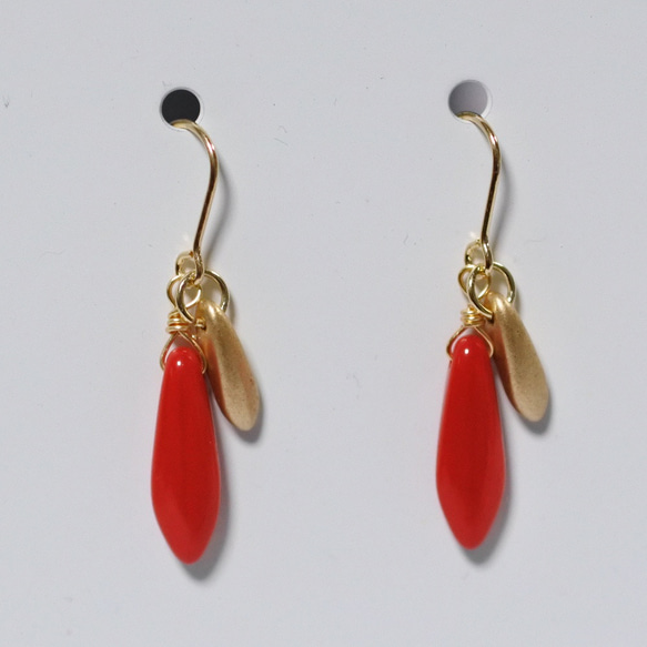 チェコビガラス・ダガーのゴールドチタンピアス（レッド＆ゴールド） 3枚目の画像