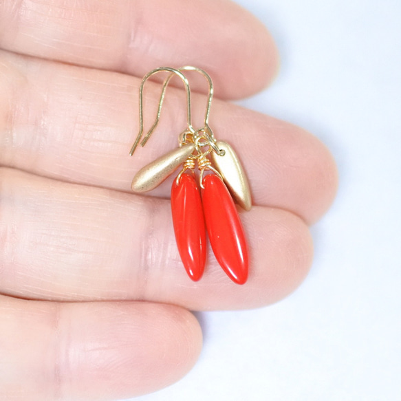 チェコビガラス・ダガーのゴールドチタンピアス（レッド＆ゴールド） 6枚目の画像