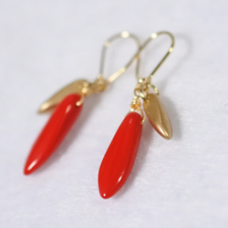 チェコビガラス・ダガーのゴールドチタンピアス（レッド＆ゴールド） 2枚目の画像