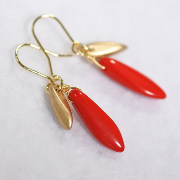チェコビガラス・ダガーのゴールドチタンピアス（レッド＆ゴールド） 1枚目の画像