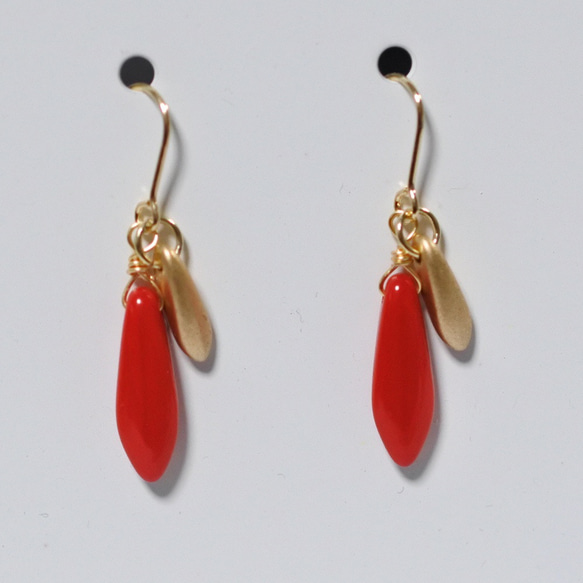 チェコビガラス・ダガーのゴールドチタンピアス（レッド＆ゴールド） 5枚目の画像