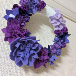 午睡の残り香｜紫のダリアのフェルトフラワーリース（20cm）壁掛け 3枚目の画像