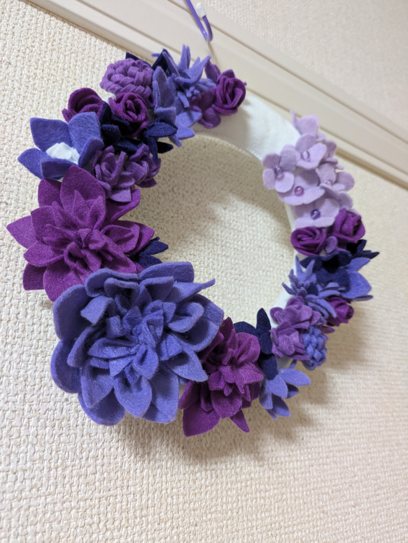 午睡の残り香｜紫のダリアのフェルトフラワーリース（20cm）壁掛け 3枚目の画像