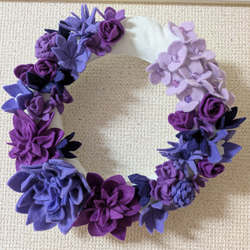 午睡の残り香｜紫のダリアのフェルトフラワーリース（20cm）壁掛け 1枚目の画像