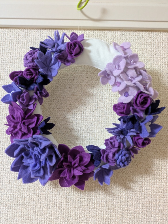 午睡の残り香｜紫のダリアのフェルトフラワーリース（20cm）壁掛け 1枚目の画像