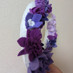 午睡の残り香｜紫のダリアのフェルトフラワーリース（20cm）壁掛け 2枚目の画像