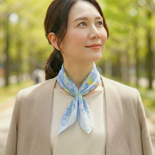 新しい春を後押しする一枚｜ネモフィラと青い鳥 ミニスカーフ 成功を