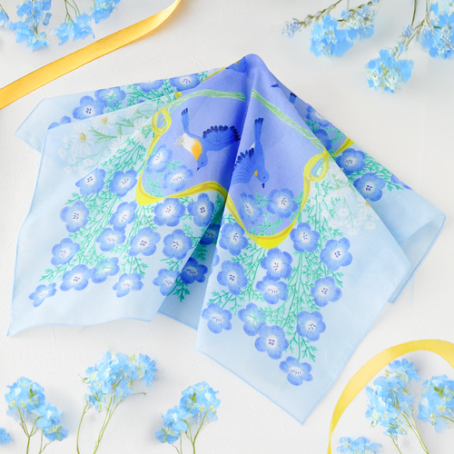 新しい春を後押しする一枚｜ネモフィラと青い鳥 ミニスカーフ 成功を