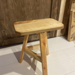 お値下げ！　花柄四つ葉型スツール　新品　おしゃれ　フリンジ どの場所でも使える四つ葉のクローバーをモチーフしたスツール、花台