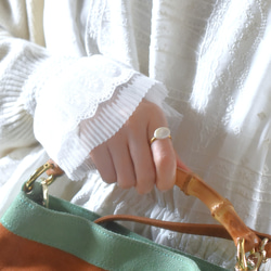 春季新品【低致敏性】銀色和醫用級不銹鋼大號淡水珍珠橢圓形戒指 第11張的照片