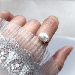 春季新品【低致敏性】銀色和醫用級不銹鋼大號淡水珍珠橢圓形戒指 第15張的照片