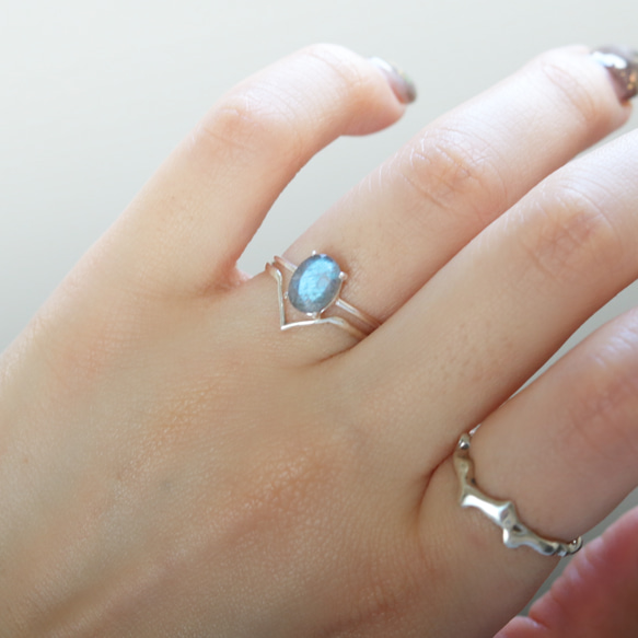 （獨一無二 • 925銀）寶石級拉長石橢圓形銀戒指（8*6毫米，11號） 第3張的照片