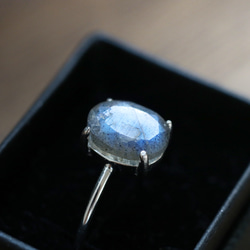 （獨一無二 • 925銀）寶石級拉長石橢圓形銀戒指（8*6毫米，11號） 第4張的照片