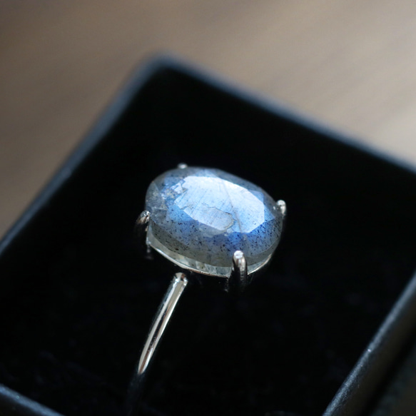 （獨一無二 • 925銀）寶石級拉長石橢圓形銀戒指（8*6毫米，11號） 第4張的照片