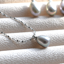 春季新品【自選款式】大號 AAAA 級灰色銀色淡水珍珠吊墜醫用級不銹鋼項鍊 第10張的照片