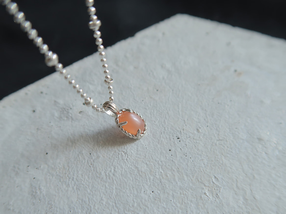 925純銀 澄月光石 細麻花邊 爪鑲 項鍊 (2種鍊型可選) 免費送禮包裝 第2張的照片