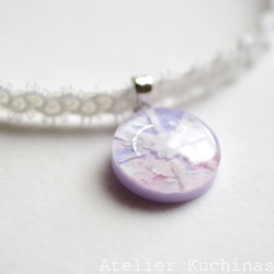 【訂製款】樹脂圓形圖案、梭編蕾絲和緞帶項鍊（紫色雲朵①）20毫米 第5張的照片