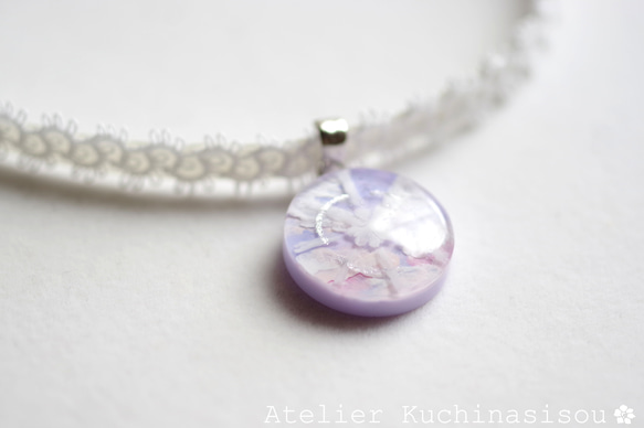 【訂製款】樹脂圓形圖案、梭編蕾絲和緞帶項鍊（紫色雲朵①）20毫米 第5張的照片