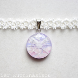 【訂製款】樹脂圓形圖案、梭編蕾絲和緞帶項鍊（紫色雲朵①）20毫米 第1張的照片