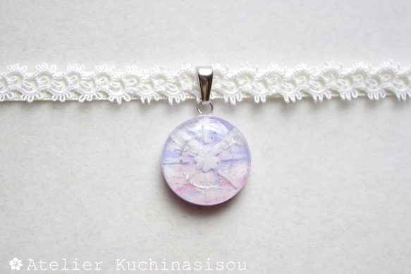 【訂製款】樹脂圓形圖案、梭編蕾絲和緞帶項鍊（紫色雲朵①）20毫米 第1張的照片