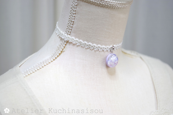 【訂製款】樹脂圓形圖案、梭編蕾絲和緞帶項鍊（紫色雲朵①）20毫米 第3張的照片