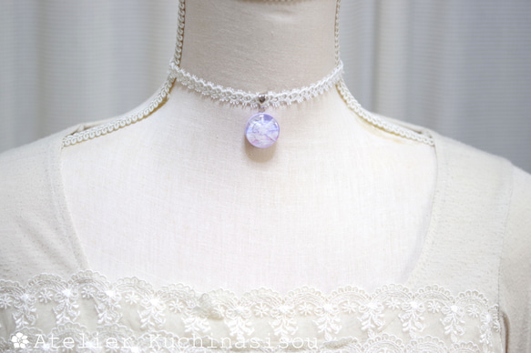 【訂製款】樹脂圓形圖案、梭編蕾絲和緞帶項鍊（紫色雲朵①）20毫米 第2張的照片