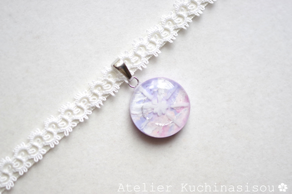 【訂製款】樹脂圓形圖案、梭編蕾絲和緞帶項鍊（紫色雲朵①）20毫米 第4張的照片