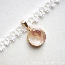 【訂製款】樹脂藝術圓形圖案、梭織花邊和緞帶項鍊“昏昏欲睡” 第5張的照片